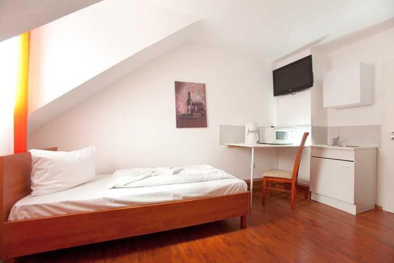 Hotel Jasmin ฟอร์ซไฮม์ ภายนอก รูปภาพ